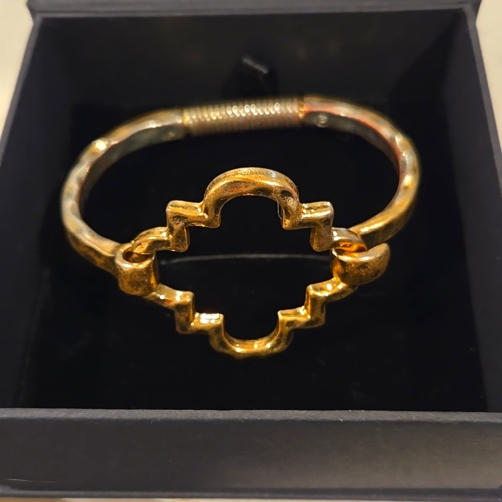 Gold tone bangle clasp bracelet